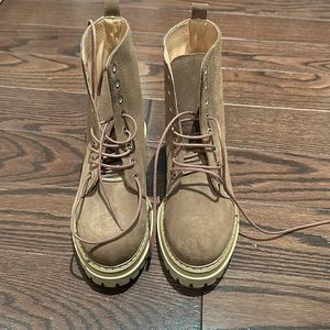L’intervalle camel combat boots